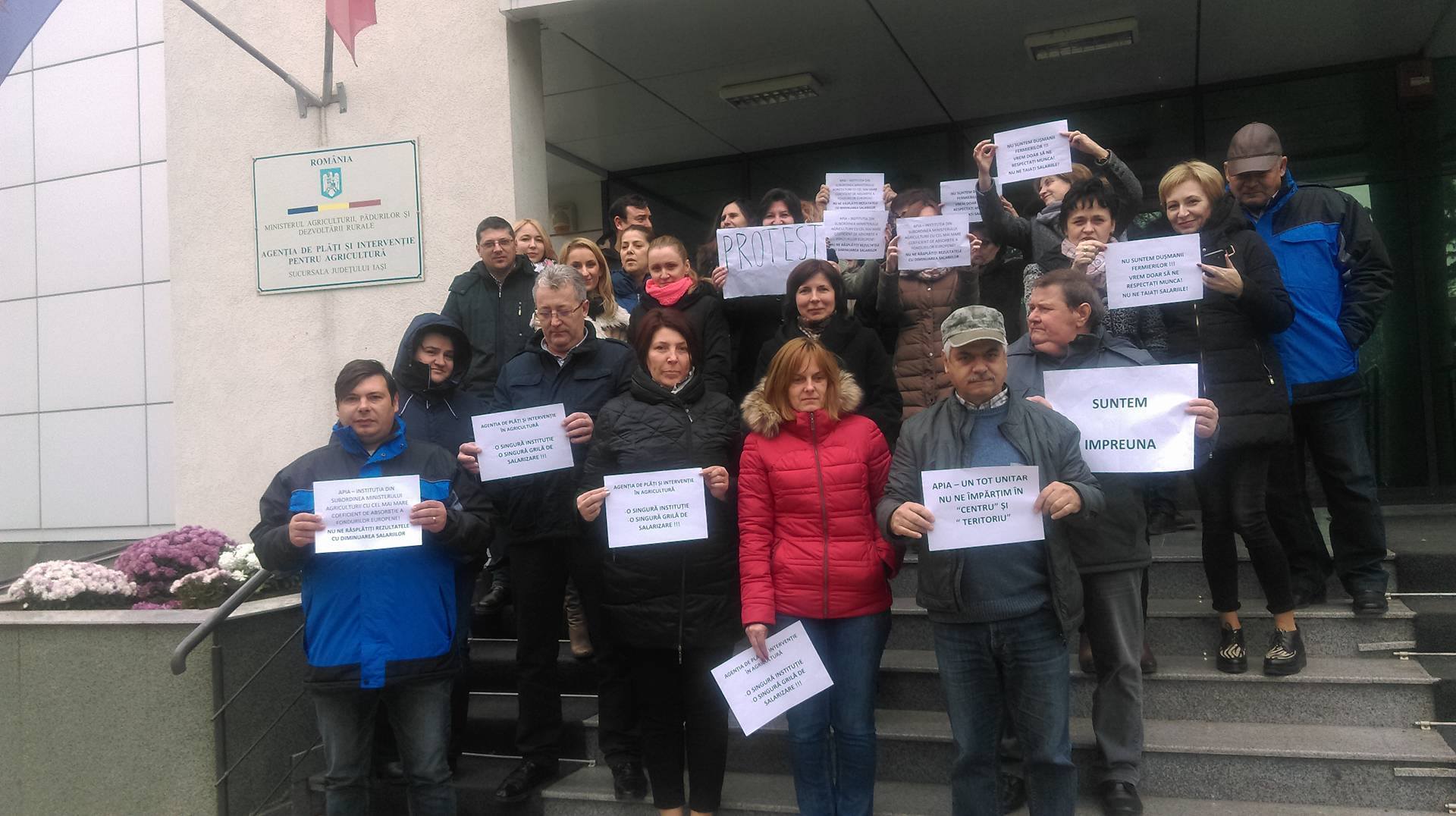 (AUDIO/FOTO) Angajaţii APIA au protestat din nou, astăzi, timp de o oră