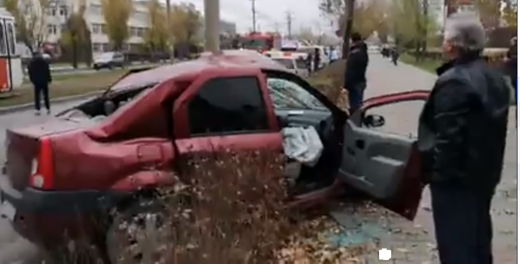 Iaşi: Accident grav pe Calea Chişinăului. Autoturism Dacia Logan, îndoit de stâlpul de iluminat