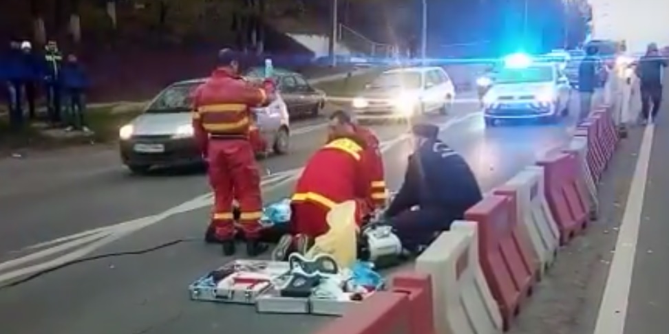 Accident grav la ieşirea din Iaşi. O femeie a murit, după ce a fost izbită de un autoturism