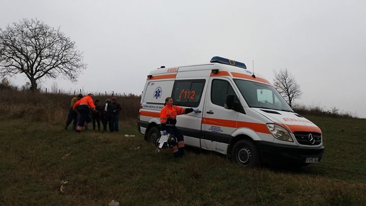 Vaslui: Un echipaj medical nu a putut ajunge la o pacientă din cauza drumului impracticabil