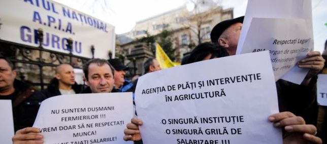 Protestul angajaţilor APIA s-a încheiat după aproape cinci ore; autorităţile promit o majorare a salariului cu 10% (sindicat)