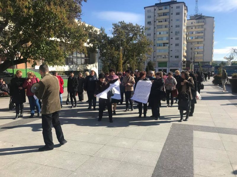 (AUDIO) Vaslui: Zeci de asistenţi maternali au protestat din cauza salariilor restante pe luna septembrie