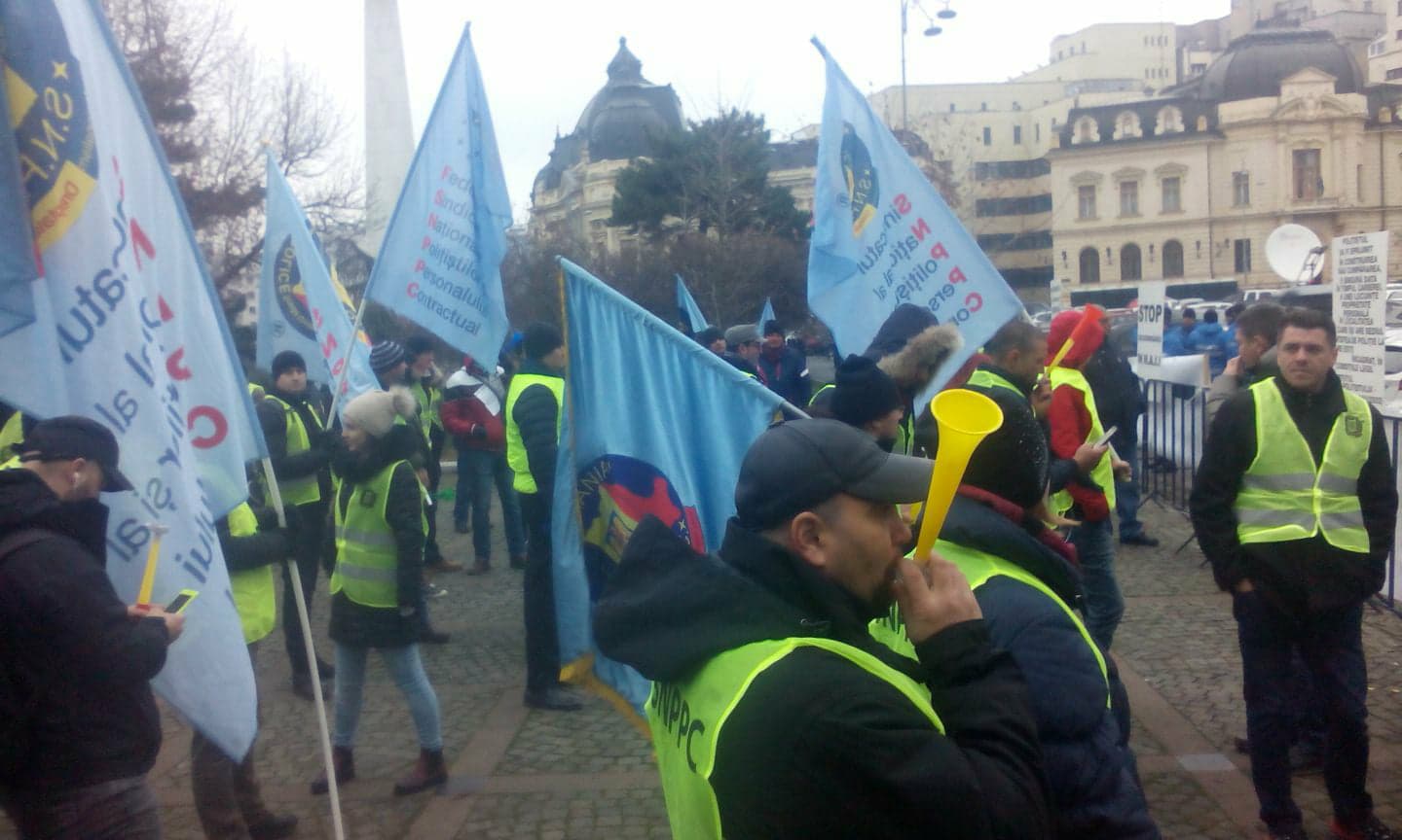 Sute de poliţişti şi angajaţi din penitenciare protestează nemulţumiţi de subfinanţarea sistemului de ordine publică