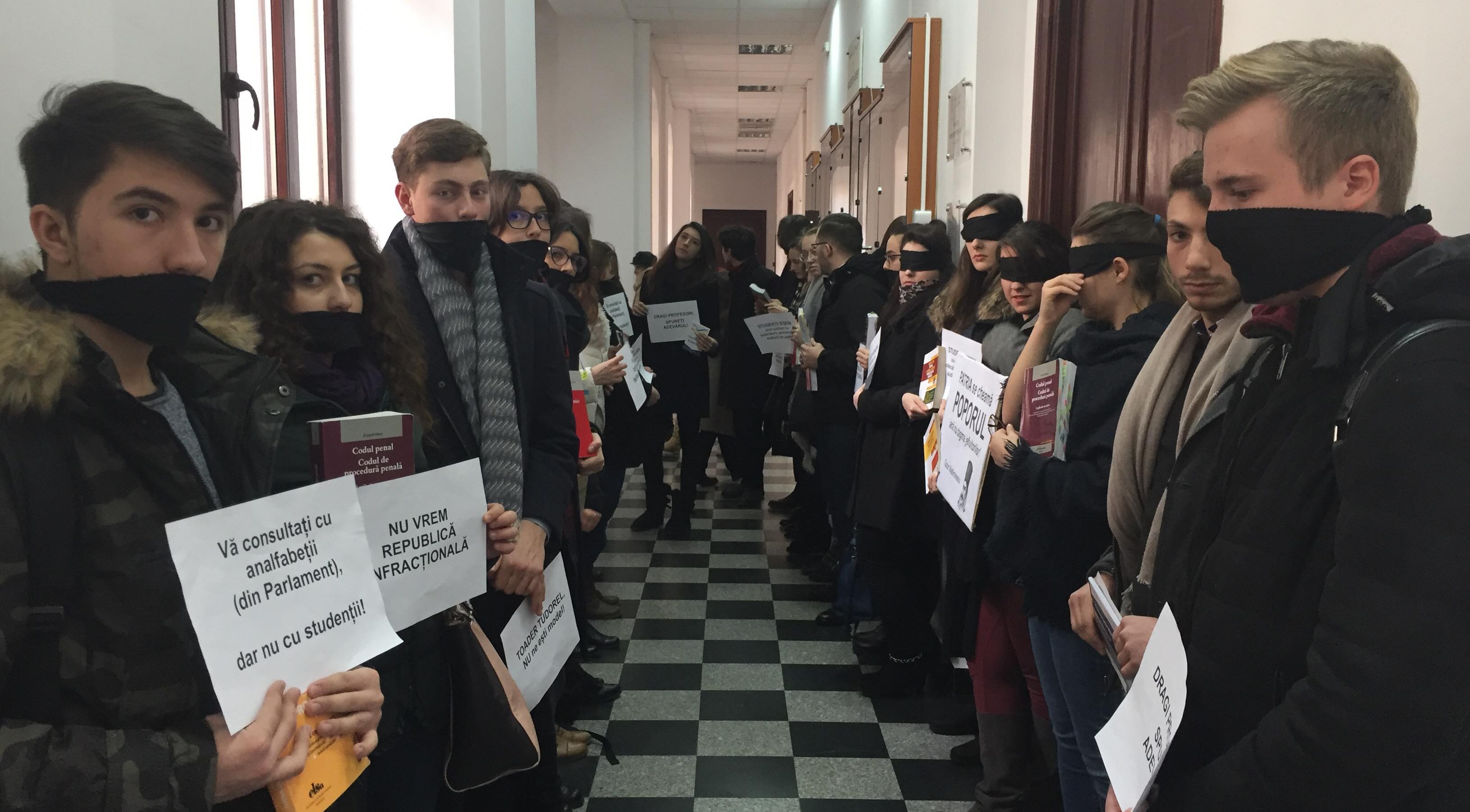 IAŞI: Studenţii Facultății de Drept de la Universitatea „Alexandru Ioan Cuza” au protestat faţă de modificările aduse legilor justiţiei