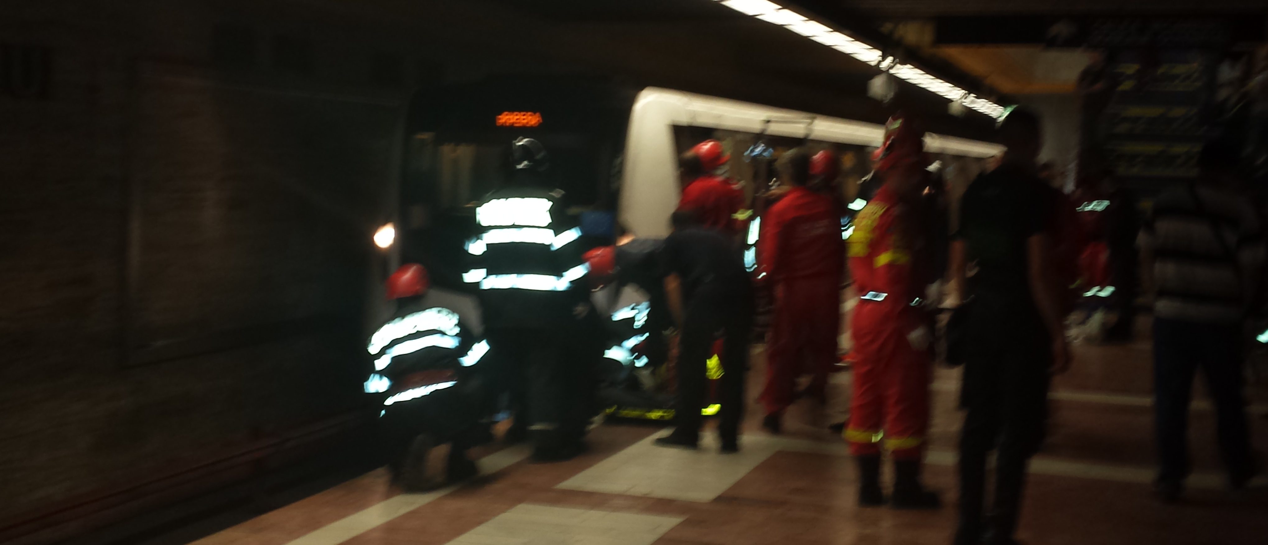 Femeia care a împins o tânără pe linia de metrou, arestată preventiv pentru 30 de zile