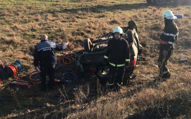 Accident feroviar la Vaslui. Un autoturism a fost lovit de tren. O persoană a murit şi alte două sunt grav rănite