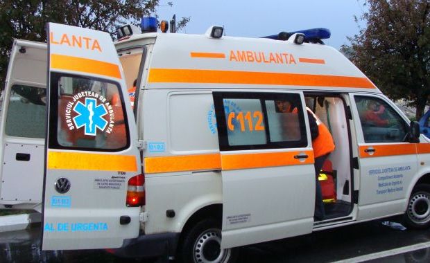 Vrancea: Grav accident rutier în care au fost implicate trei autoturisme. Un minor de 3 ani a ajuns la spital