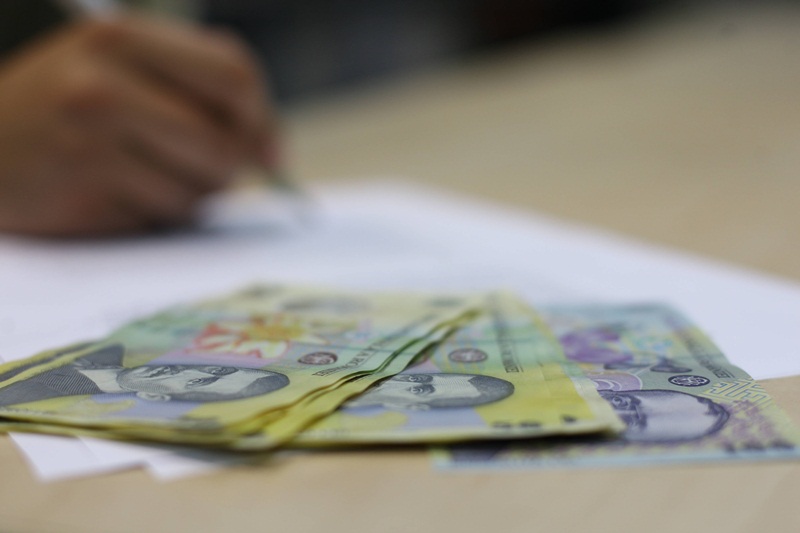 Sindicatul Funcţionarilor Publici acuză Guvernul că acordă discreţionar salariile bugetarilor înainte de Paşte