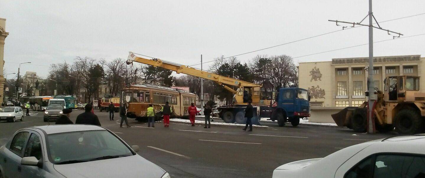 (GALERIE FOTO) Iaşi: Tramvai deraiat în zona Fundaţie. Traficul este blocat.