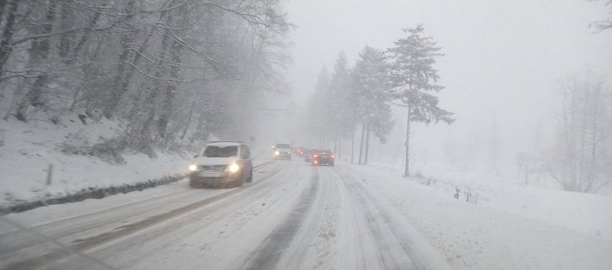 Cod galben de ninsori abundente la munte. CNAIR recomandă şoferilor să circule prudent