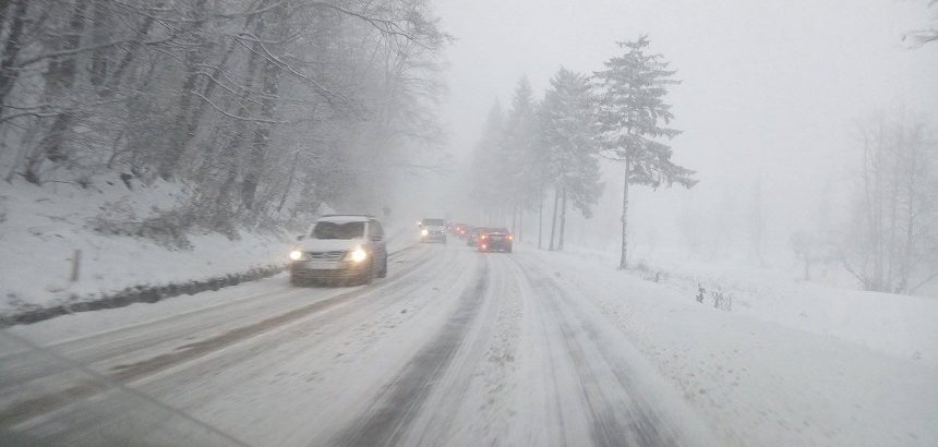 METEO: COD GALBEN de ninsoare şi vânt puternic în zonele de munte ale judeţelor Vrancea, Bacău, Neamţ şi Suceava