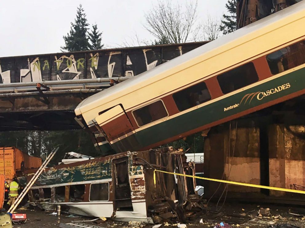 (FOTO) Trei morţi în accidentul unui tren în nord-vestul Statelor Unite