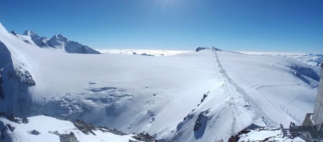 Mii de turişti, blocaţi în staţiunea elveţiană Zermatt, din cauza ninsorii abundente