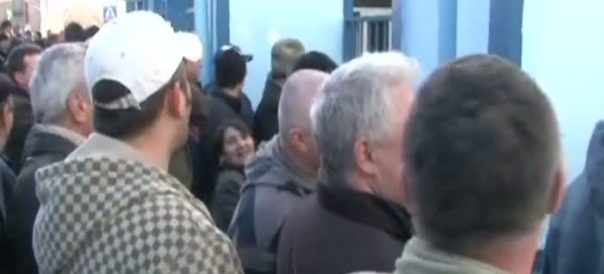 Protest al pensionarilor la sediul Prefecturii Galaţi