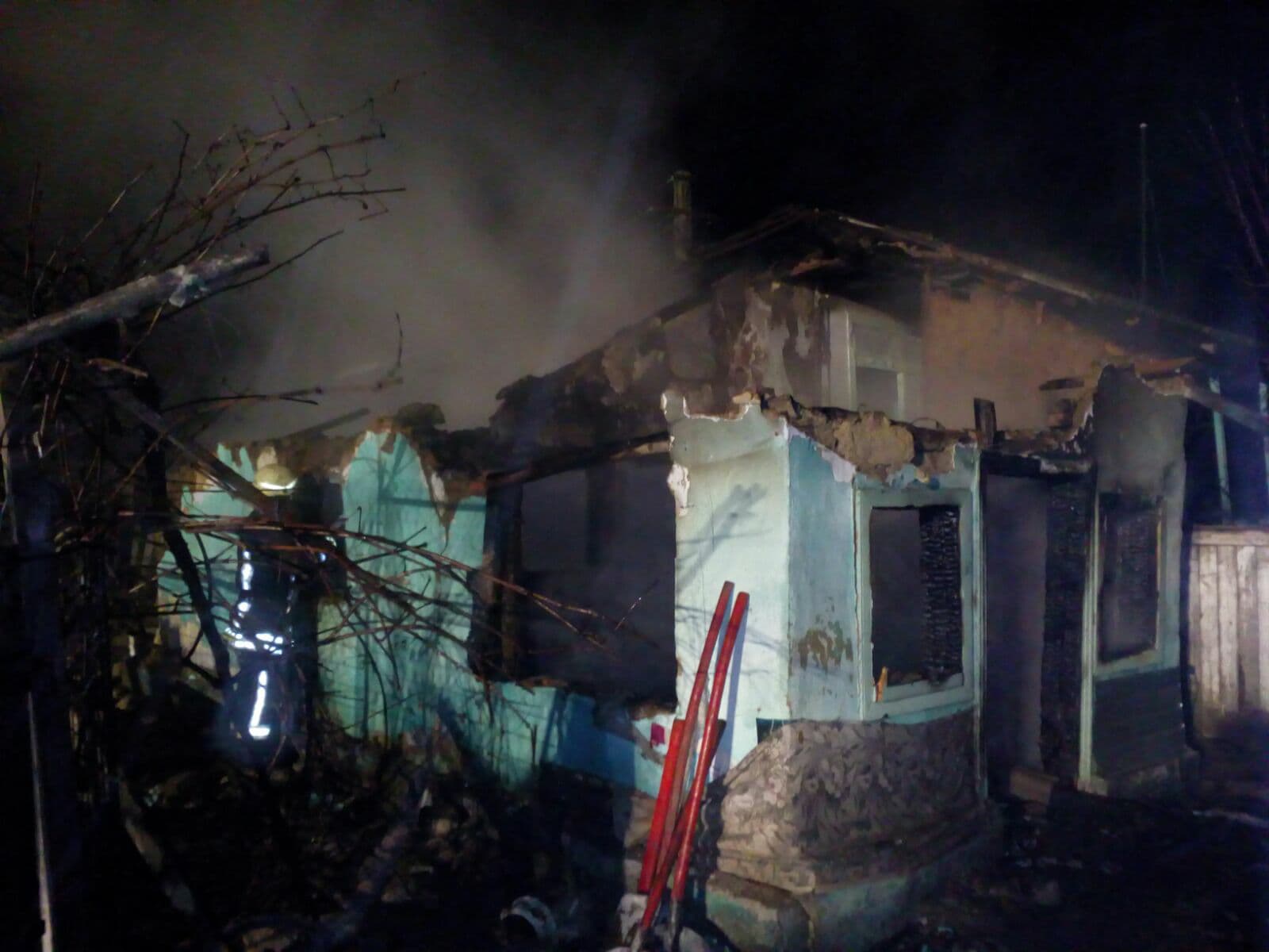 (FOTO) VASLUI: Incendiu din cauza unui coş de fum defect. O persoană a decedat