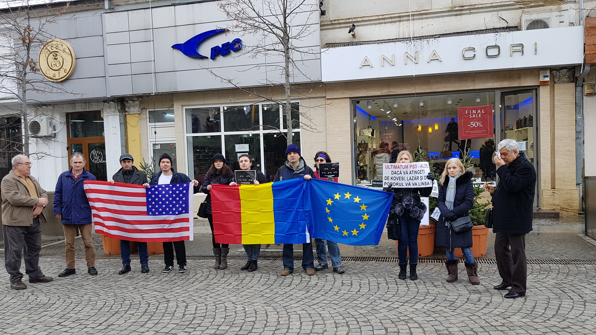 (AUDIO) Iaşi: Protest mut în faţa sediului PSD