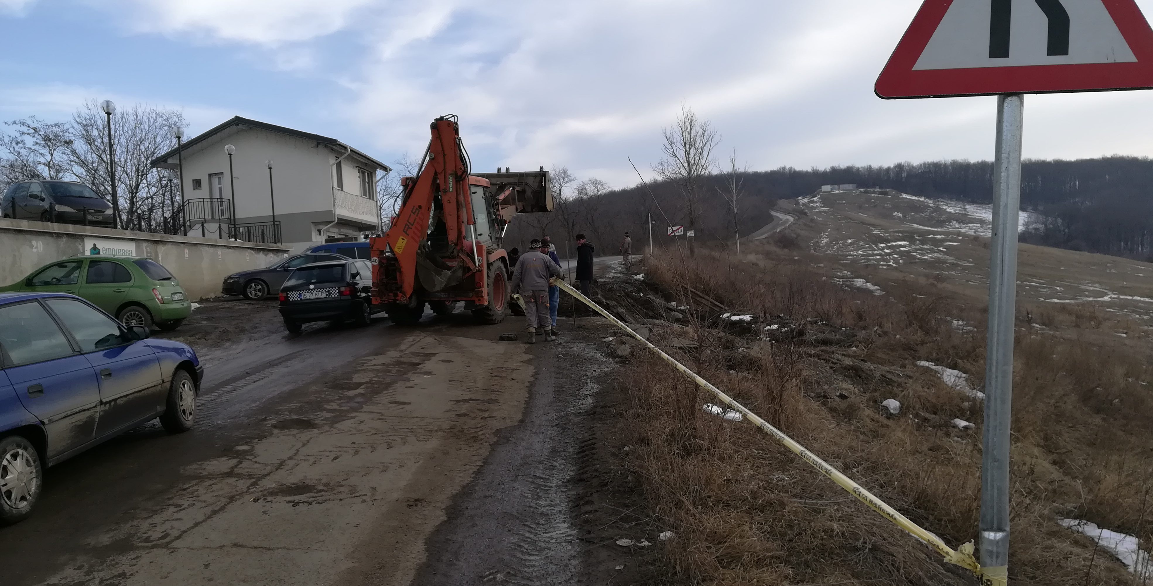 (FOTO) IAŞI: Alunecare de teren pe drumul județean Iaşi – Suceava, în zona localității Breazu