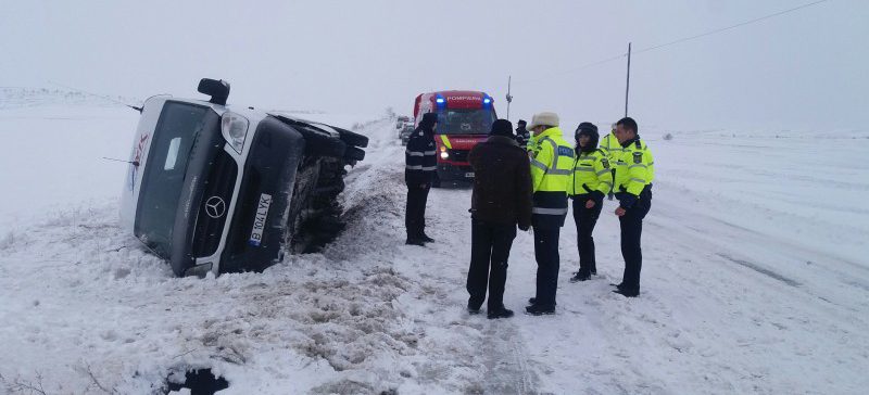 Botoşani: Un microbuz de pasageri s-a răsturnat pe drumul spre Săveni. Un copil a fost rănit