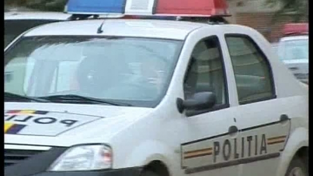 Vaslui: Maşină de poliţie lovită în trafic de un autoturism care circula cu viteză şi era urmărit de un alt echipaj