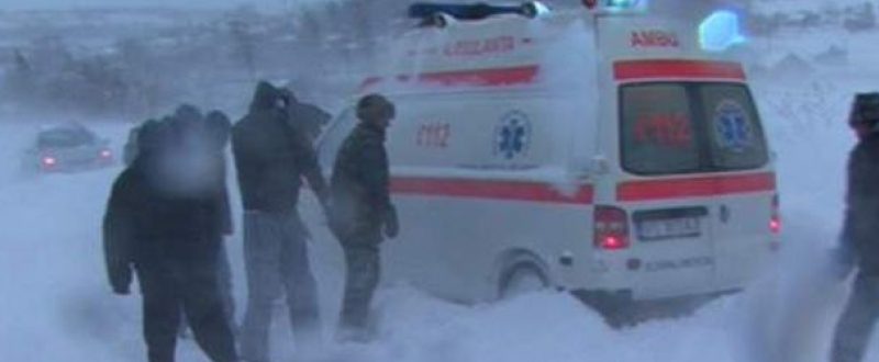 Vrancea: O ambulanţă care transporta la spital o femeie însărcinată a rămas înzăpezită pe un drum judeţean