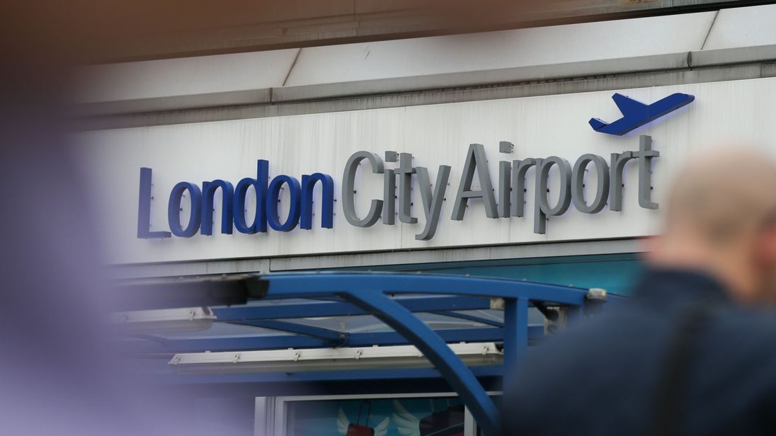 MB: Aeroportul London City închis după descoperierea unei bombe din Al Doilea Război Mondial