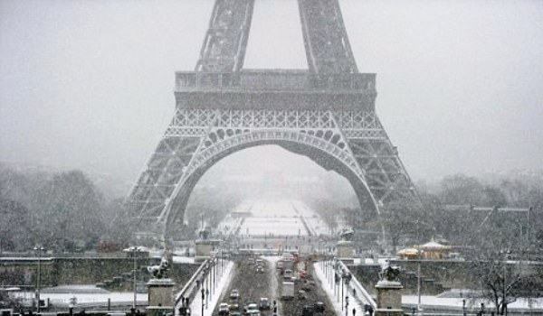 Franţa: Ninsoare la Paris. Turnul Eiffel a fost închis