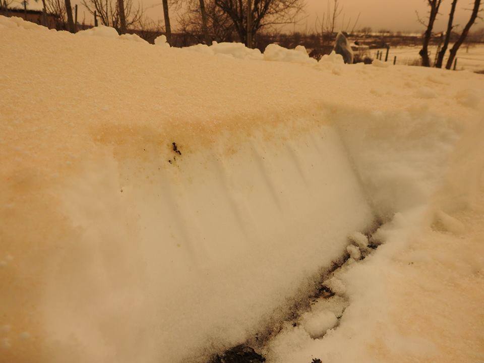 (FOTO) România: Fenomen mai puțin obișnuit – zăpadă de culoare roşiatică