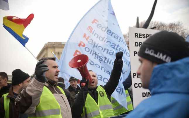 Câteva zeci de poliţişti, membri ai Sindicatului Naţional al Agenţilor de Poliţie, au pichetat sediul Ministerului de Interne