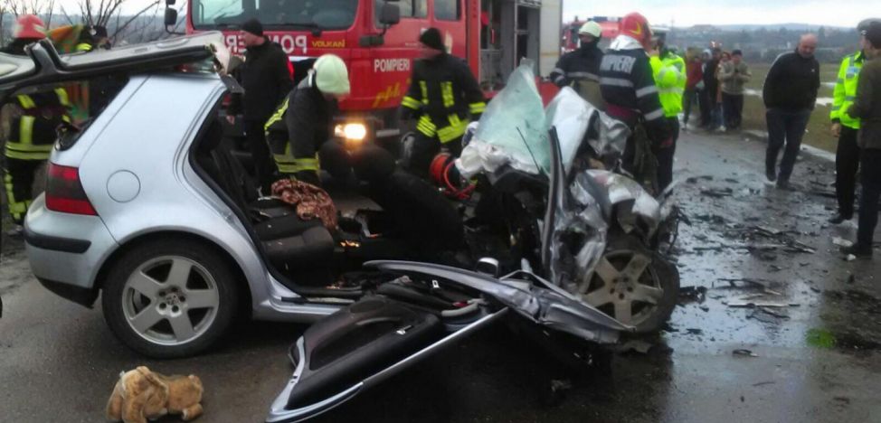 (UPDATE) Vaslui: Grav accident de circulaţie pe DN 2F. O persoană a murit, iar alte 4 sunt grav rănite