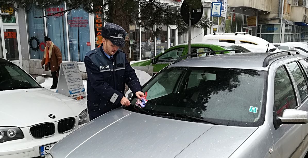 (FOTO) Suceava: Sfaturi de la polițiști pentru prevenirea infracţiunilor de furt din autovehicule