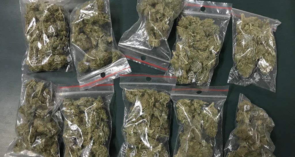 (FOTO) IAŞI: Peste 100 grame de marijuana şi 50 grame de haşiş, descoperite asupra unor tineri