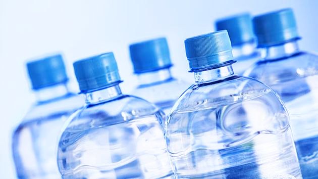 Microparticule de plastic, prezente în ‘aproape toate tipurile de apă îmbuteliată’