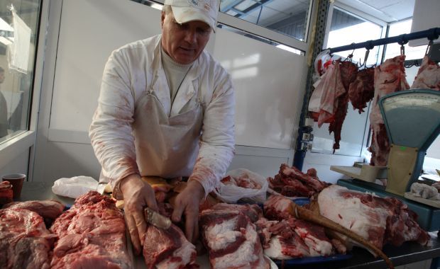 Bacău: Inspectorii sanitar-veterniari au confiscat peste 12,5 tone de carne de porc şi vită