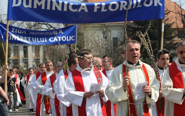 Credincioşii romano-catolici sărbătoresc astăzi Floriile