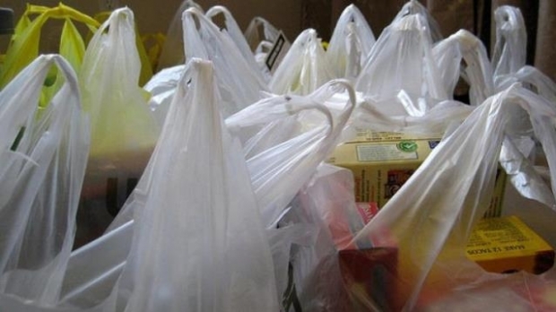 Pungile de plastic subţire cu mâner vor fi interzise definitiv în comerţul din România din 2019