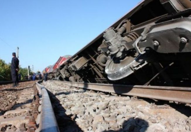 (UPDATE) Bacău: Două vagoane ale unui tren de marfă au deraiat. Circulaţia feroviară este oprită