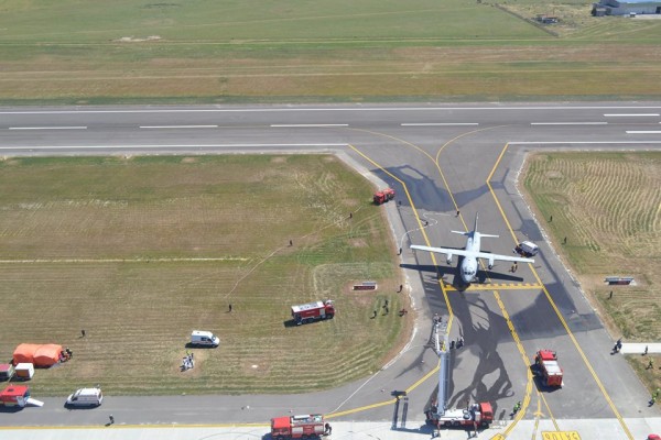 Suceava: Incendiu la o aeronavă, urmat de coliziunea cu un aparat de zbor, scenariul unui exerciţiu al ISU, la Aeroport