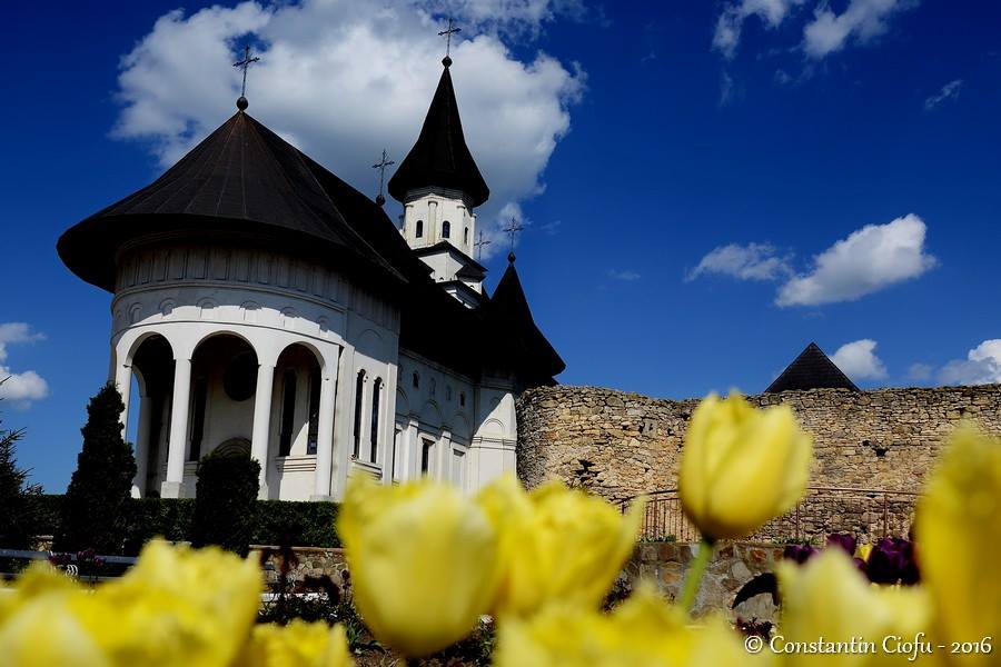 IAŞI: „Drumul Crucii“ – pelerinaj la Mănăstirea Hadâmbu