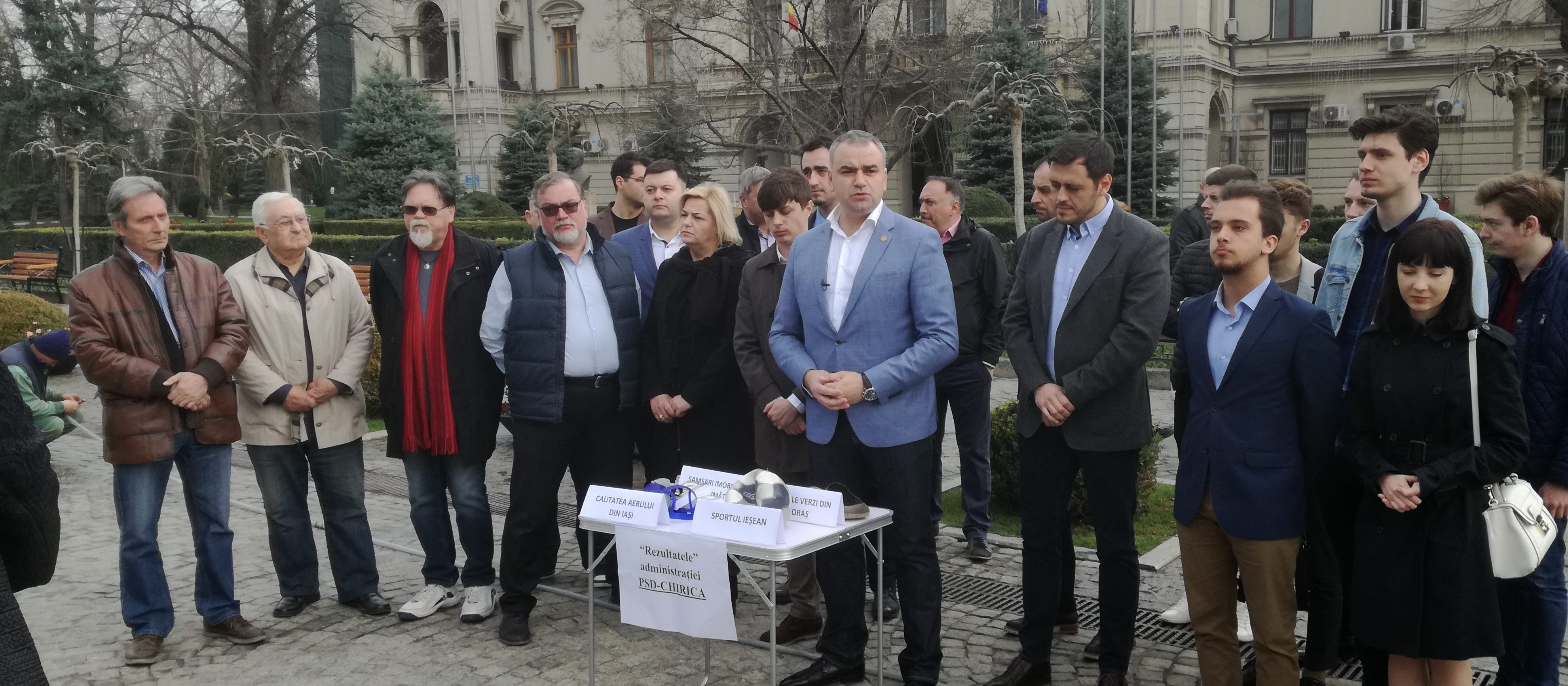 (FOTO/AUDIO) Iaşi: Reprezentanţi ai PNL, protest în faţa Primăriei