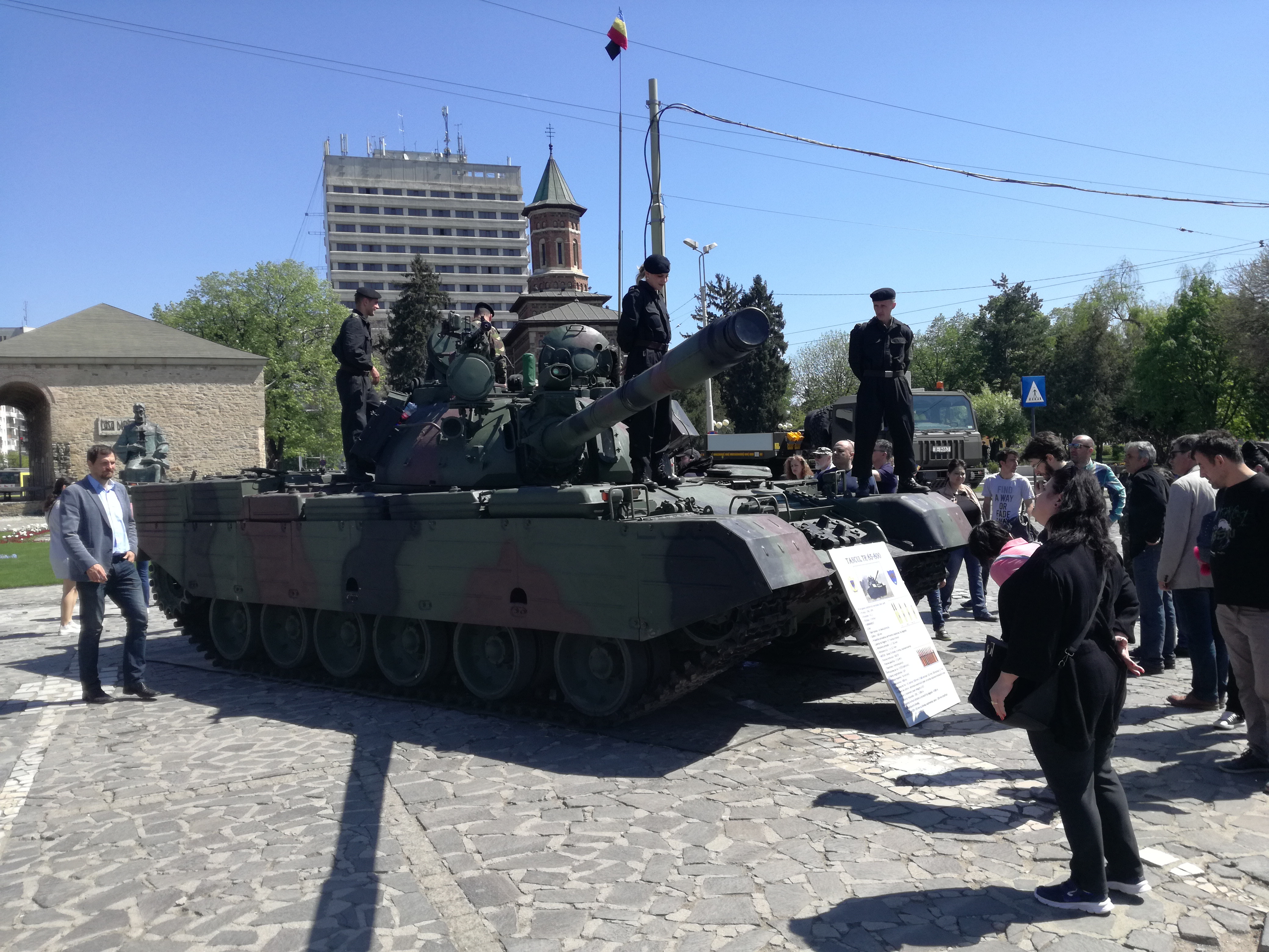 (AUDIO/FOTO) Iaşi: Ziua Forţelor Terestre marcată printr-o expoziție de tehnică militară