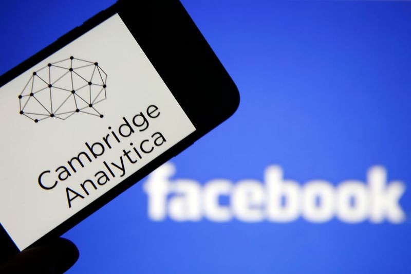 Scandalul Facebook: Datele a 2,7 milioane de europeni ar fi fost transmise