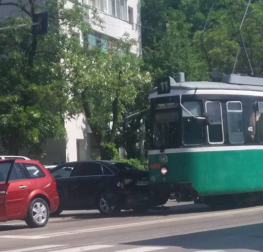 (FOTO) IAŞI: Trafic îngreunat pe Bulevardul Nicolae Iorga din cauza unui accident rutier