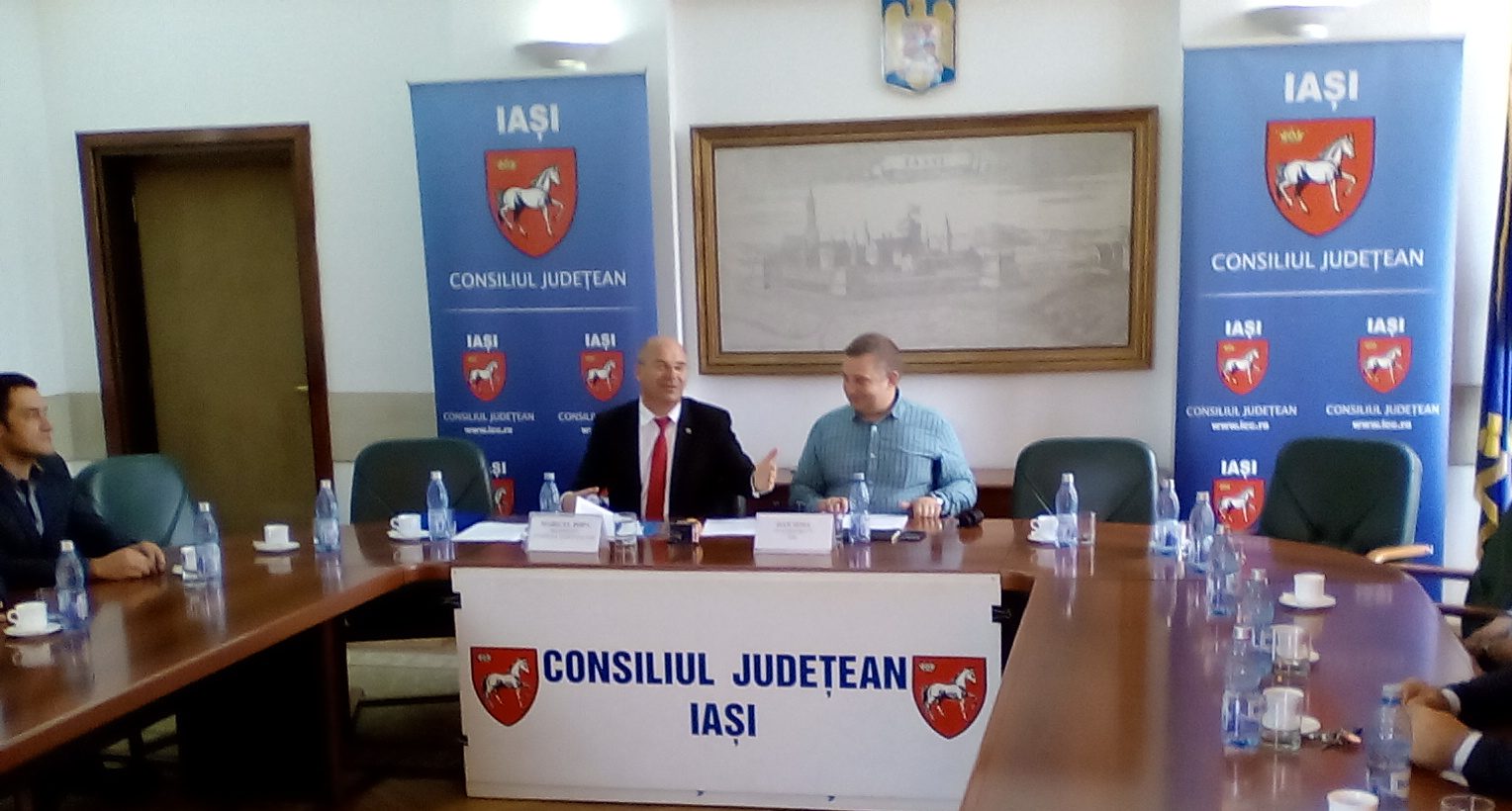 (FOTO/AUDIO) Iaşi: Contractul pentru proiectarea drumului judeţean care va face legătura între municipiile Suceava şi Iaşi a fost semnat