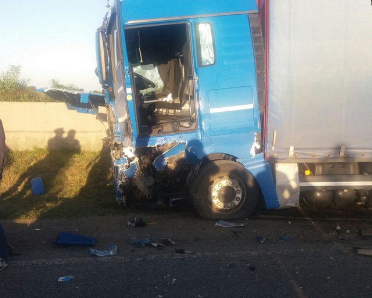 (FOTO) Suceava: Un mort şi un rănit pe DN2, după coliziunea dintre un TIR si un autoturism