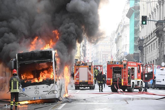 Italia: Un autobuz a luat foc şi a explodat în centrul Romei