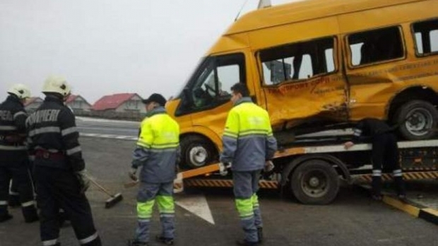 (UPDATE/AUDIO) Vaslui: Microbuz şcolar împlicat într-un accident de circulaţie