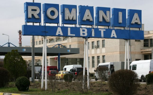 Peste 5.000 pachete de ţigări de contrabandă, descoperite la Albiţa ascunse în rezervorul unui autocamion