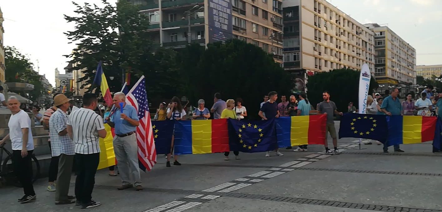 (AUDIO/FOTO) Ieşenii protestează şi în această seară în Piaţa Unirii