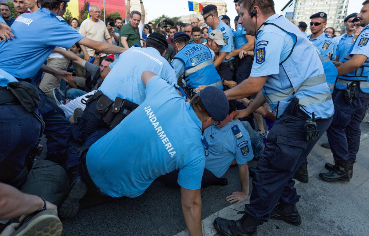 (FOTO/VIDEO) Proteste în marile oraşe, după adoptarea modificărilor la Codul de procedură penală (grupaj)