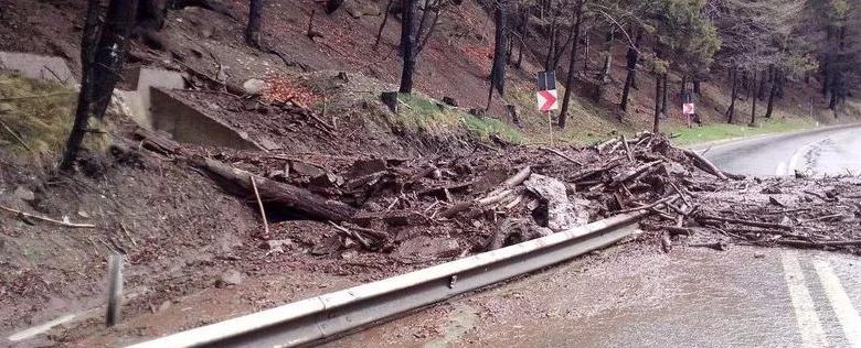 Bacău: Drum naţional acoperit cu aluviuni şi locuinţe inundate din cauza precipitaţiilor abundente